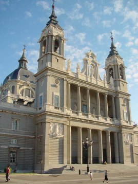 Catedral_de_Santa_María_de_la_Real_de_la_Almudena_en_Madrid